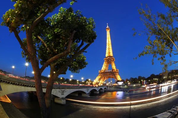 Torre Eiffel con barco en París, Francia — Foto de Stock