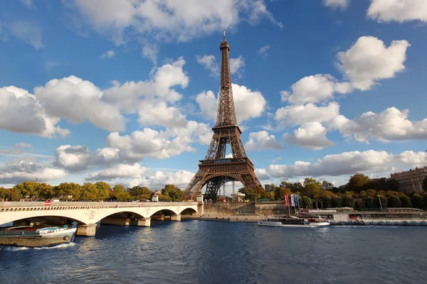 Eiffeltoren met boot in Parijs, Frankrijk — Stockfoto