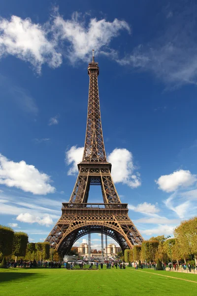 Eiffelturm mit Park in Paris, Frankreich — Stockfoto