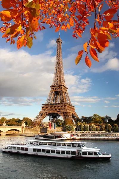 Tour Eiffel avec feuilles d'automne à Paris, France — Photo