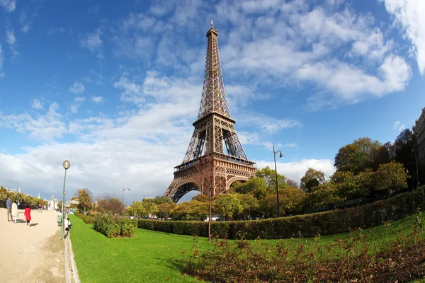 Ейфелева вежа з парку в Парижі — стокове фото