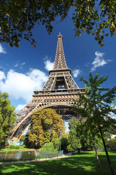 Eiffelova věž s parkem v Paříži, Francie — Stock fotografie