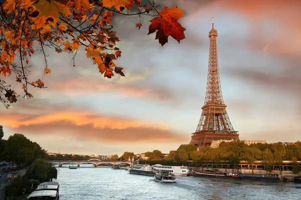 Eiffelturm mit Boot in Paris, Frankreich — Stockfoto