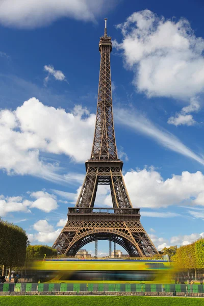 Eiffeltornet med park i paris, Frankrike — Stockfoto
