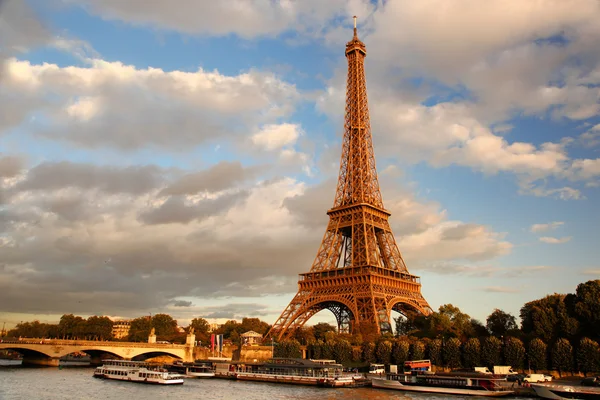Эйфелева башня с лодкой в Париже, Франция — стоковое фото
