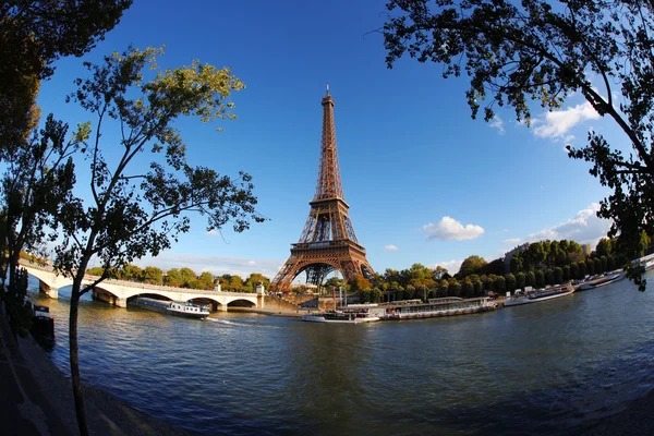 Eiffel Tower with boat in Paris, France — Stock Photo, Image