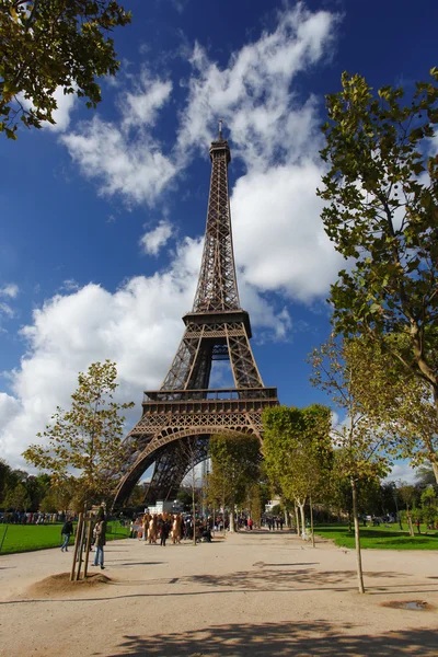 Torre Eiffel com parque em Paris, França — Fotografia de Stock