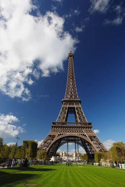 Torre Eiffel con parque en París, Francia — Foto de Stock