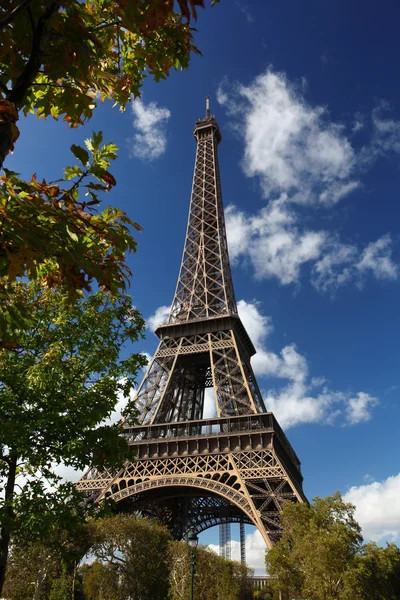 Torre Eiffel com parque em Paris, França — Fotografia de Stock