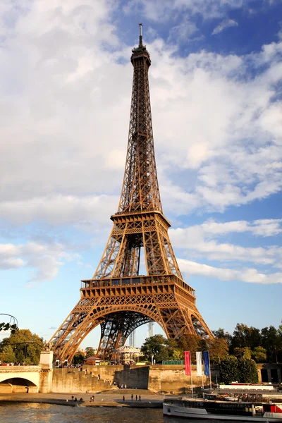 Eiffelturm mit Boot in Paris, Frankreich — Stockfoto