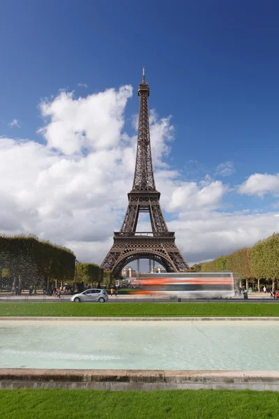 与公园在法国巴黎的埃菲尔铁塔 — 图库照片