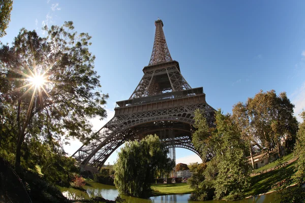 Πύργος του Άιφελ με πάρκο στο Παρίσι, Γαλλία — Φωτογραφία Αρχείου
