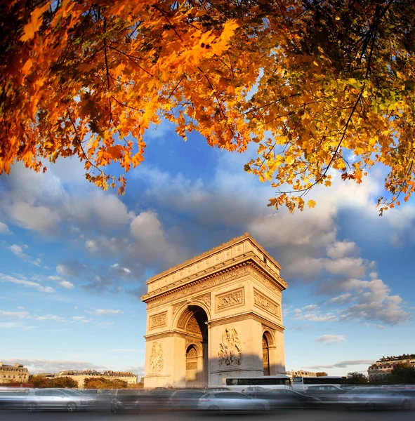 Famoso Arco do Triunfo no outono, Paris, França — Fotografia de Stock