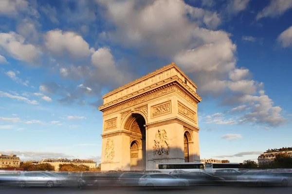 Famoso Arco do Triunfo no outono, Paris, França — Fotografia de Stock