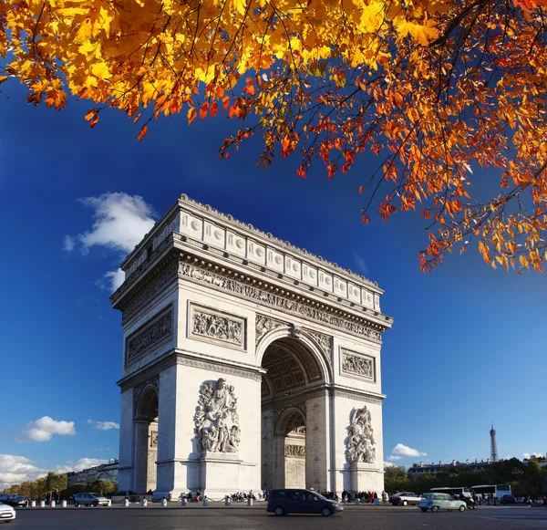Famous Arc de Triomphe in autumn, Paris, France — Stock Photo, Image