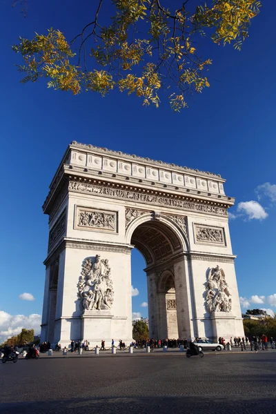 Famoso Arco del Triunfo en otoño, París, Francia — Foto de Stock