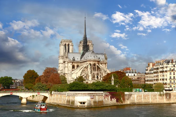 Notre dame s lodí po Seině v Paříži, Francie — Stock fotografie