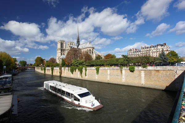 Notre Dame with boat on Seine in Paris, France — Stock Photo, Image