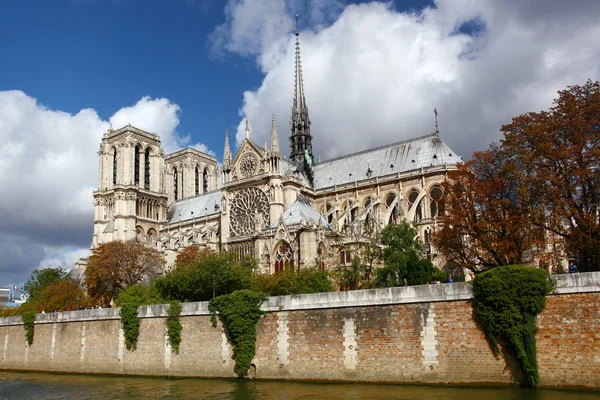 Notre Dame cu barca pe Sena în Paris, Franța — Fotografie, imagine de stoc