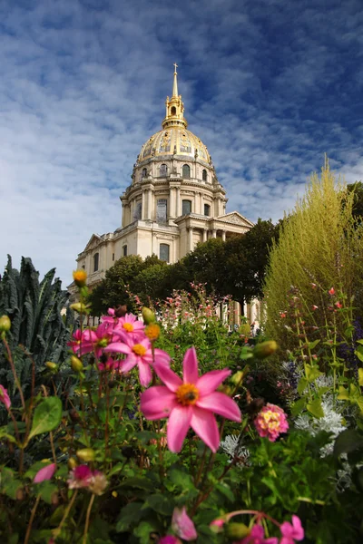 Párizs, Invalidusok a tavasszal, a híres mérföldkő, Franciaország — Stock Fotó