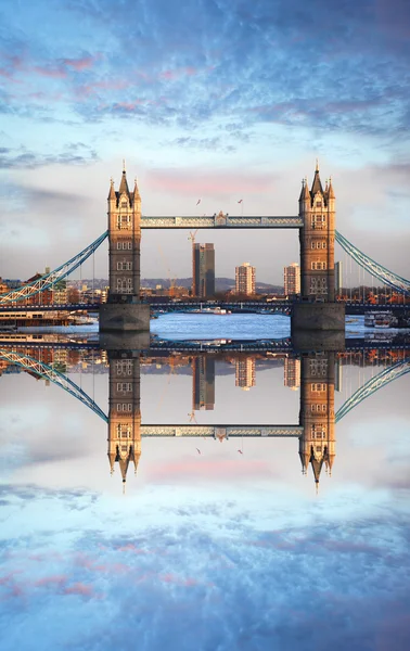 Berömda tower bridge i london, england — Stockfoto