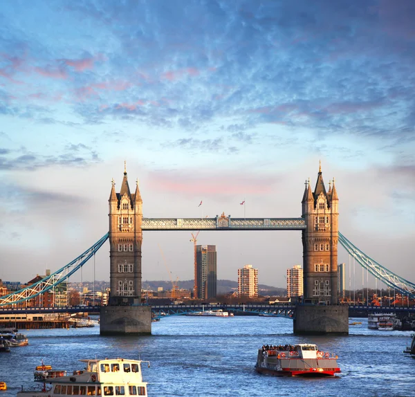 Berühmte Tower Bridge in London, England — Stockfoto