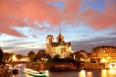 Notre dame de paris akşam, Fransa