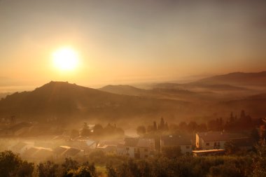 carmignano, İtalya Toskana peyzaj sisli sabah