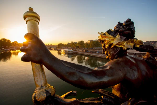 Puente de Alejandro III en París contra el atardecer en Francia —  Fotos de Stock