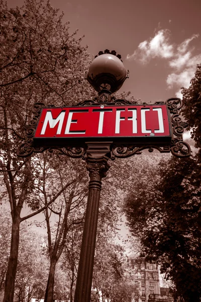 Signo rojo típico del metro en París, Francia — Foto de Stock