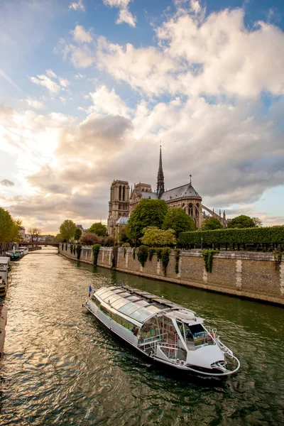 Katedrála Notre Dame v jarním období, Paříž, Francie — Stock fotografie