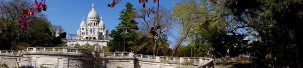 サクレ ・ クール寺院パリ、フランスで春の時間の中に — ストック写真