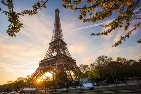 Eiffelova věž během jara v Paříži, Francie — Stock fotografie