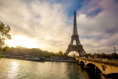 Eyfel Kulesi ile teknede seine, paris, Fransa