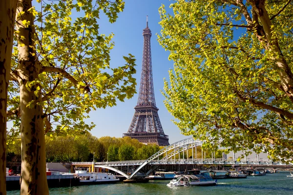 Эйфелева башня с лодкой на Сене в Париже, Франция — стоковое фото