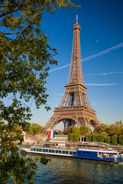 Eiffel-torony hajóval a Szajnán, Párizs, Franciaország — Stock Fotó