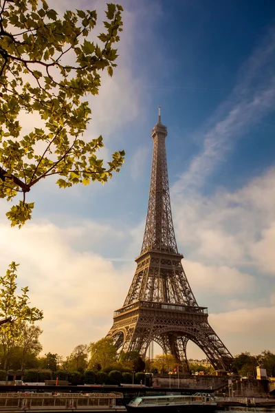 Torre Eiffel con barco en el Sena en París, Francia — Foto de Stock