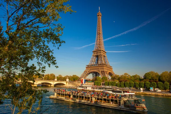 Eiffelova věž s lodí po Seině v Paříži, Francie — Stock fotografie