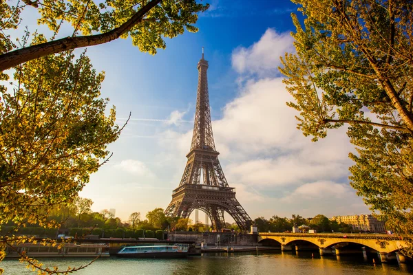 Tour Eiffel avec bateau sur Seine à Paris, France — Photo