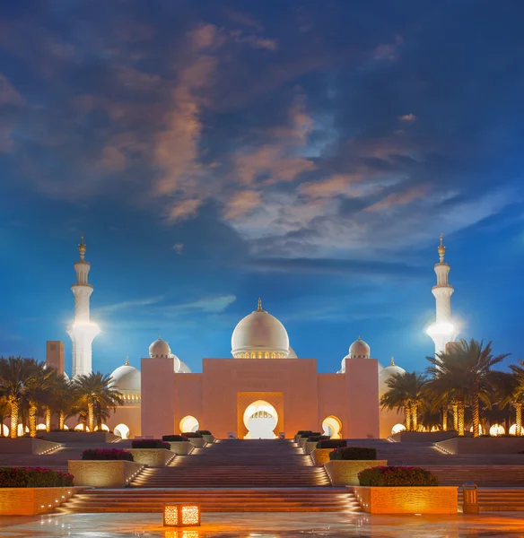 アブダビ、アラブ首長国連邦、中東でのシェイク ・ ザーイド ・ モスク — ストック写真