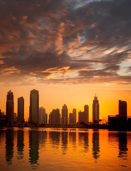 Dubai mit goldener Silhouette der Innenstadt gegen Lagune in den Vereinigten Arabischen Emiraten — Stockfoto