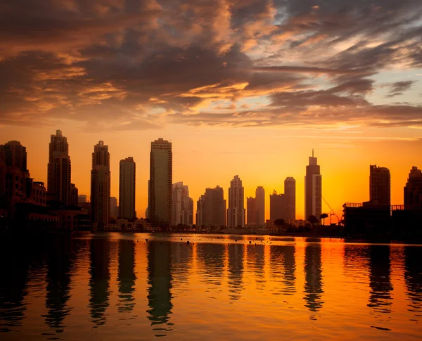 Dubai mit goldener Silhouette der Innenstadt gegen Lagune in den Vereinigten Arabischen Emiraten — Stockfoto