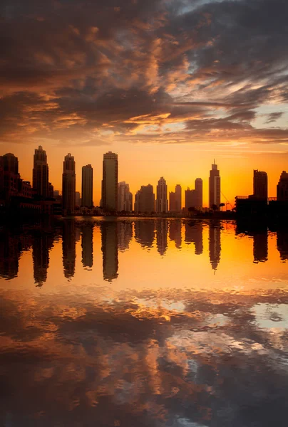 Dubai mit goldener Silhouette der Innenstadt gegen Lagune in den Vereinigten Arabischen Emiraten — Stockfoto