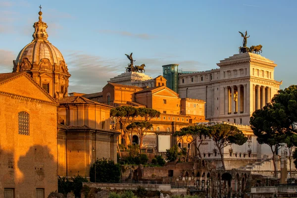 Vittoriano Voortbouwend op de Piazza Venezia in Rome, Italië — Stockfoto