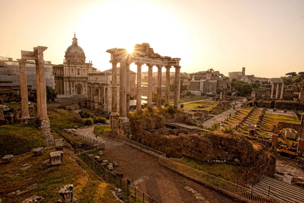 Ruínas romanas famosas em Roma, capital da Itália — Fotografia de Stock