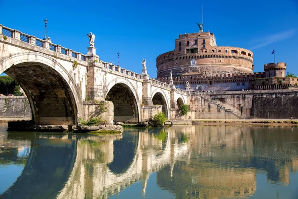 Άγγελος κάστρο με γέφυρα στον ποταμό Τίβερη στη Ρώμη, Ιταλία — Φωτογραφία Αρχείου