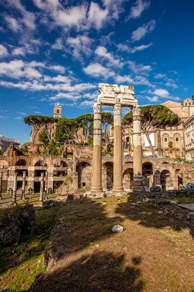 Ruínas romanas famosas em Roma, capital da Itália — Fotografia de Stock