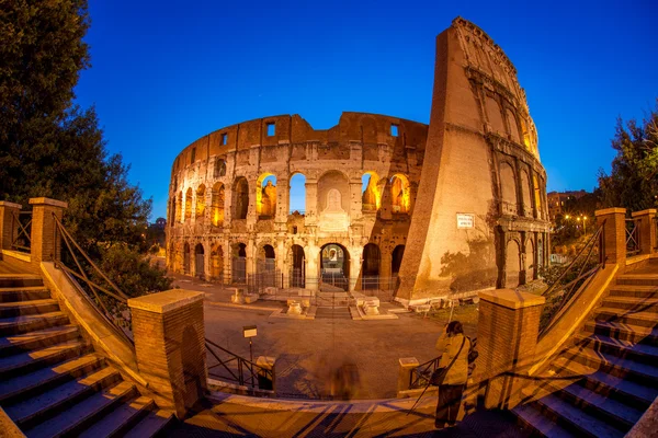 Coliseu durante a noite em Roma, Itália — Fotografia de Stock