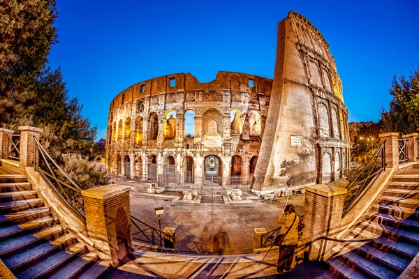 Coliseo durante la noche en Roma, Italia — Foto de Stock