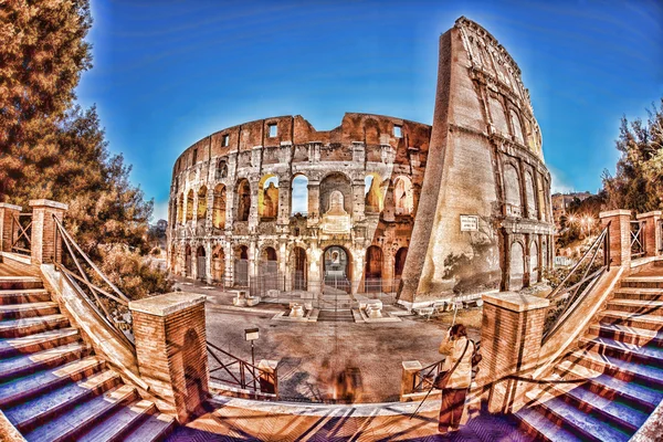Coliseo durante la noche en Roma, Italia — Foto de Stock